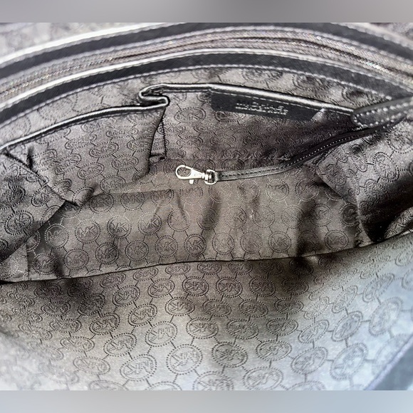 Michael Kors Black Tote in Saffiano Leather with Silver Chain. Great condition! - Picture 8 of 11